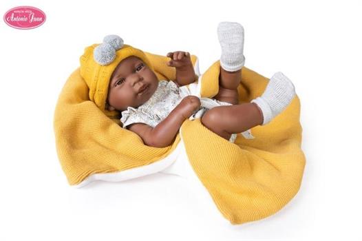 NEONATO MULATTO CON COPERTA GIALLA