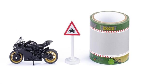 MOTO CON ACCESSORI PER STRADA